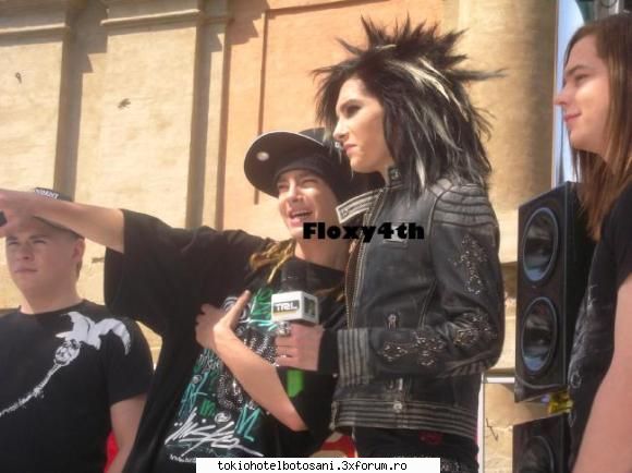 poze tomy comice tom:vezi bill, tipa aia fost aseara, nu-i uite ochi broasa tom cum putut fii