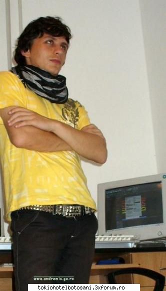 poze jumatatile nuastre bn....mie momentan imi place baiat fost foarte ciudata fac topic...cu