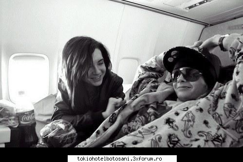 pozzze poza aia vede subtire mana lui bill fata lui tom...:|