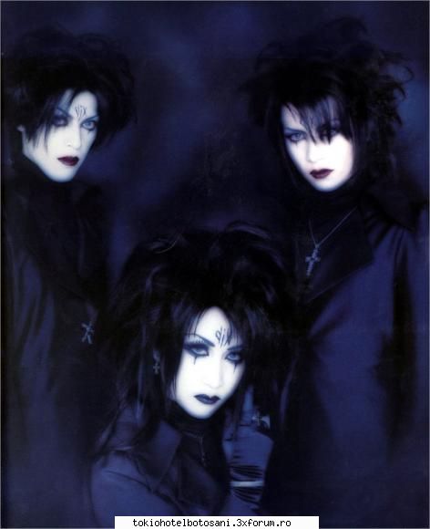 moi dix mois pai..sunt rock religios, metal gothicimi place cum chiar este barbat fatastiu seama