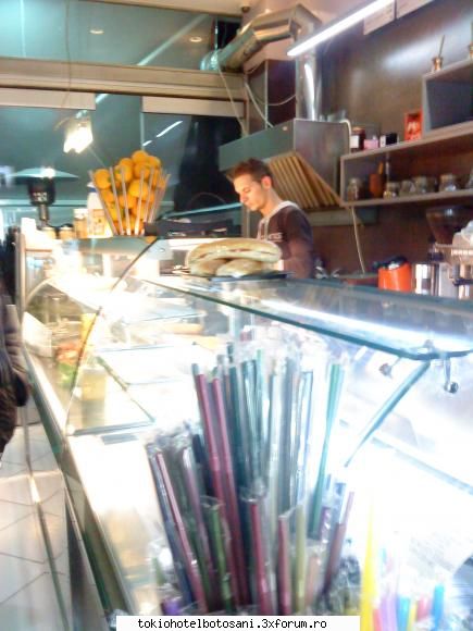 gia acesta este alt baiat care cheama tot andreas lucreaza fast food unde fac clatite imi face mereu