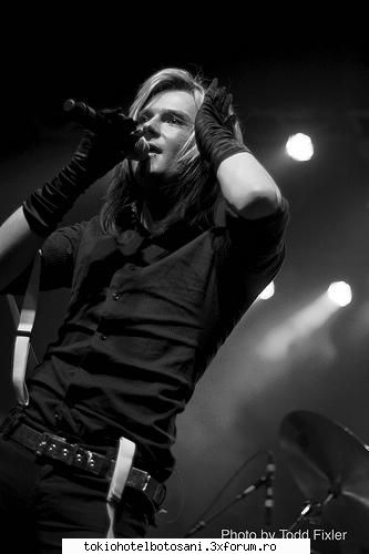 cinema bizarre ziceti canta asa multi fani?stiu fani mai putini decat tokio hotel dar trebuie