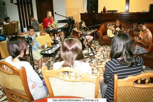 tatyanna eram undeva prin spate=]]