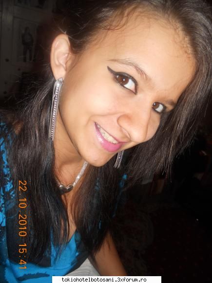 laura^^ pun acum,si anunt premiera pregatesc fic fara asa l-am vrajit raul,in club!