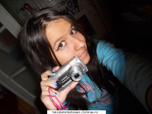 laura^^ fostul meu aparat)cat chinuiam pozele el!: