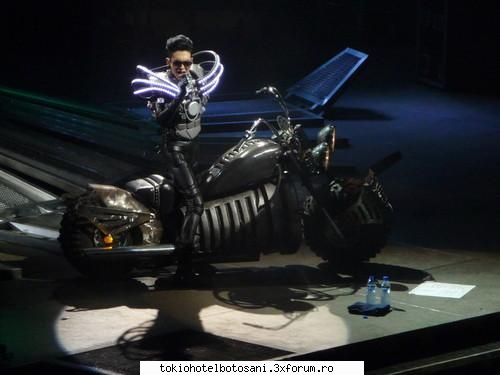 pozzze th(pe scena):x [img]