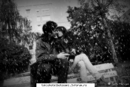 raza soare. raisa cobora din autobuz privi scoala. era diferita toate scolile care vazuse pana acum.