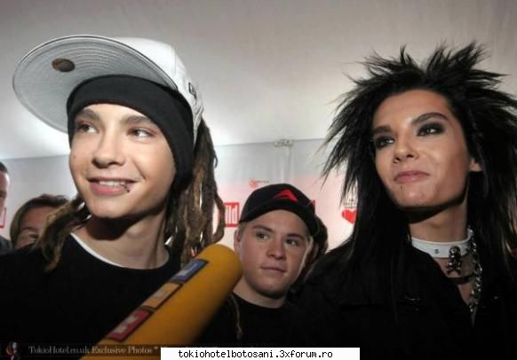cantaretul tokio hotel,bill e in aceea, tom este pe locul doi.el are tot atat carisma ca si