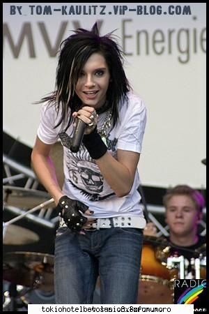 poze bill: hehe..cat prost poate si'a dat seama facut pipi betele lui!!