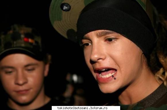 tom: aa..poi sa va explik de ce am eu dintsii strambi! cand am fost mai mik bou de bill mi'o livrat