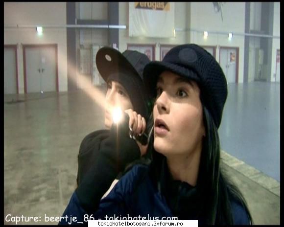 poze bill:uite tom!aici era bill:hai luam ...doar vede nimeni