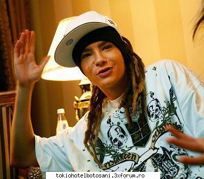 bancuri animale doi papagali invatau intr-un magazin vorbeasca trec doi oameni spun: noi doi am2