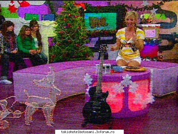 tom chitara aici castiga tipa chitara(nu tipa aia blonda din cadru aia viva live