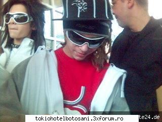 poze bill: maaaa tooom!!! ti-ai luat ochelari shi mei??? tom: dau mai multe bine,deci merg dreapta