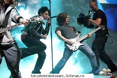 pozzze th(pe scena):x :::in plina