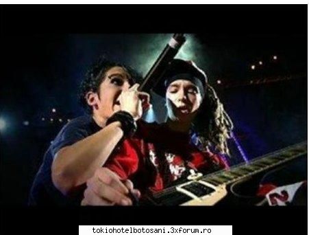 pozzze th(pe scena):x ehh::::::: tot dintr-o bucata sunt facuty am2) un' solist celalalt chitarist