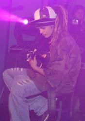 pozzze th(pe scena):x tom:...