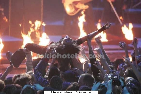 pozzze th(pe scena):x hot bill