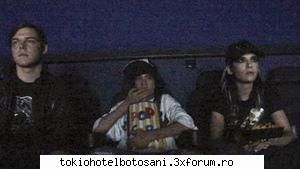 se uita la filme si manca popcorn :dinti: ce fac baietii cand se