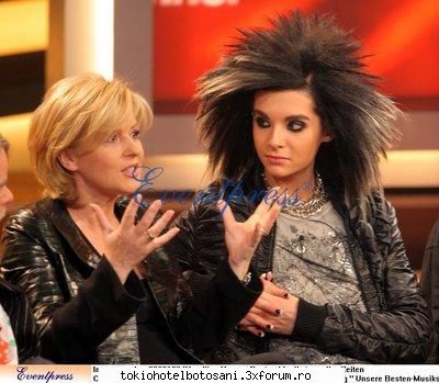 fac baietii cand duc emisiuni tipe blonde idioate Admin:)