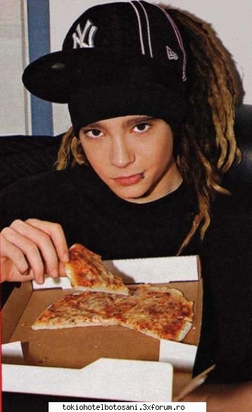 fac baietii cand mananca pizza Admin:)