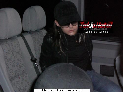 Bill are nevoie de buda =)) - D:D:D aici parca se tinea pe el - Bill Kaulitz(vocal)