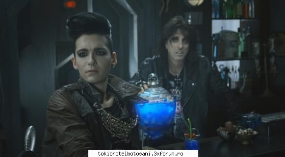 Bill in Saturn comercial - miha_tokio_hotel - Bill Kaulitz(vocal)