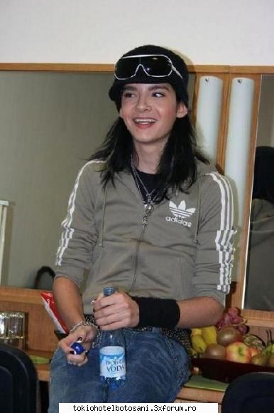 Bill nemachiat - fetelor,cum arata bill ne,machiat? mie mi se pare - Bill Kaulitz(vocal)