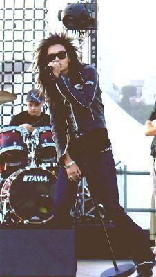 Bill si mana sa...buclucasa!:)) - uff =)) are tic ma.. si nah..se mai atinge si - Bill Kaulitz(vocal)