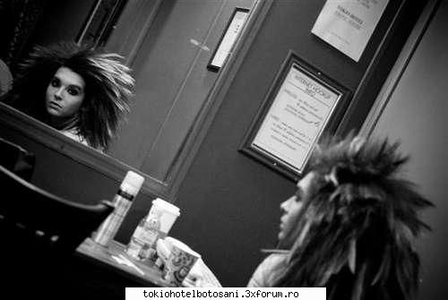 Ce fac baietii cand se relaxeaza???? - se holbeste in oglinda - Tokio Hotel
