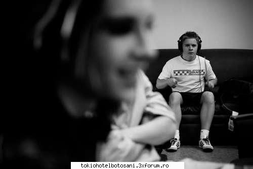 Ce fac baietii cand se relaxeaza???? - Fiecare pe treaba lui:)) - Tokio Hotel
