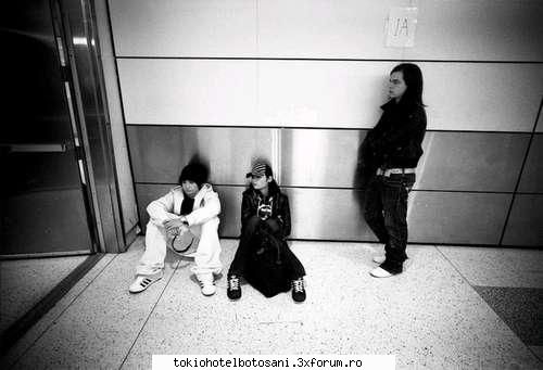Ce fac baietii cand se relaxeaza???? - stationeaza prin aeroporturi:)))spla si eu cu ce - Tokio Hotel