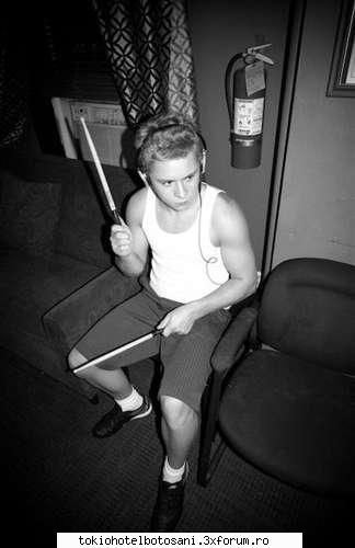 Ce fac baietii cand se relaxeaza???? - Gustav repeta intens:)))) - Tokio Hotel