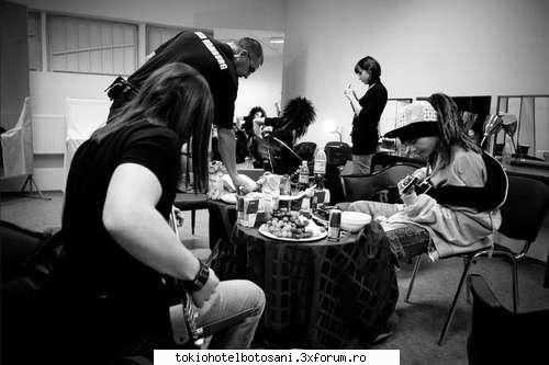 Ce fac baietii cand se relaxeaza???? - din nou fiecare pe treaba lui!! - Tokio Hotel