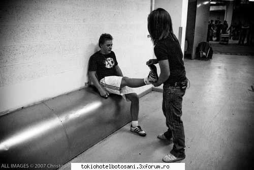 Ce fac baietii cand se relaxeaza???? - Georg il descaltza pe gustav(cred k vrea sa'i - Tokio Hotel
