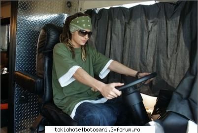 Ce fac baietii cand se relaxeaza???? - Tom se relaxeaza:))si el cum poate si unde - Tokio Hotel