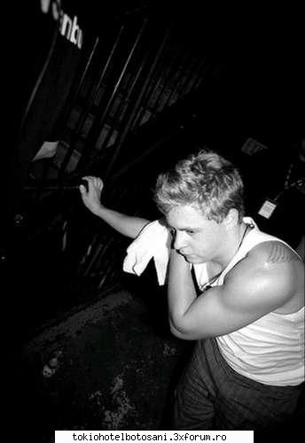 Ce fac baietii cand se relaxeaza???? - Gustav abea se tine pe picioare - Tokio Hotel