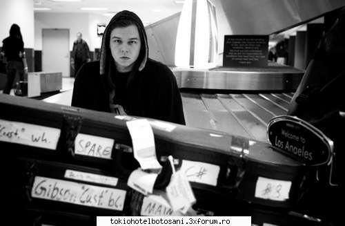 Ce fac baietii cand se relaxeaza???? - parca cerseste:))))))))))) - Tokio Hotel