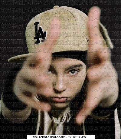 Ce fac baietii cand se relaxeaza???? - Tom incearca sa faca vrajii:)))))))00 - Tokio Hotel