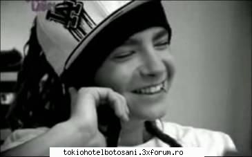 Ce fac baietii cand se relaxeaza???? - Tom comunica cu cei dragi la un tel mobil - Tokio Hotel