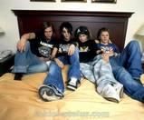 Ce fac baietii cand se relaxeaza???? - Se relaxeaza toti in acelasi pat imens:))))))))00 - Tokio Hotel