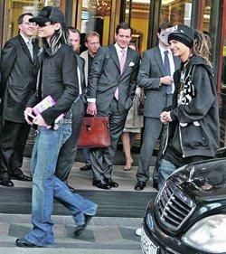Ce fac baietii cand se relaxeaza???? - Ies in oras la plimbare - Tokio Hotel