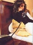 Ce fac baietii cand se relaxeaza???? - Bill vb la tel stand relaxat in pat(cred k io fii - Tokio Hotel