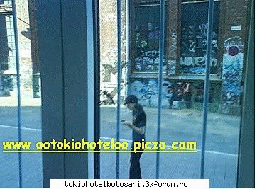 Ce fac baietii cand se relaxeaza???? - ies in orash si vb la tel - Tokio Hotel