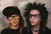 Ce fac baietii cand se relaxeaza???? - mai probeaza ochelari de firma - Tokio Hotel