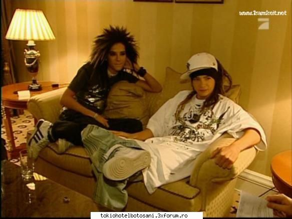Ce fac baietii cand se relaxeaza???? - stau tolaniti pe canapea si dau interviuri - Tokio Hotel