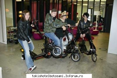 Ce fac baietii cand se relaxeaza???? - se plimba cu bicla - Tokio Hotel