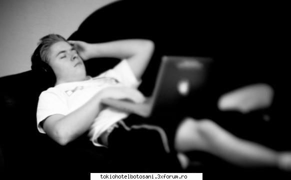 Ce fac baietii cand se relaxeaza???? - somn de voie cu laptopul in bratze si cu muzica - Tokio Hotel