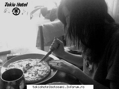 Ce fac baietii cand se relaxeaza???? - diamante :D cristale :):D in timpul liber mananca - Tokio Hotel
