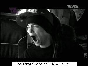 Ce mai ascunde Tom? - Tom casca:))));)) - Tom Kaulitz(chitara)